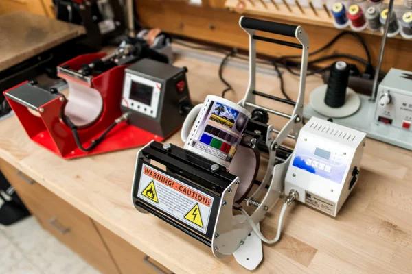 Nyomtatott pólók bögrék